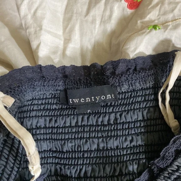 Twenty one top. Size small. Tank top. Super cute flower details. - Picture 3 of 7